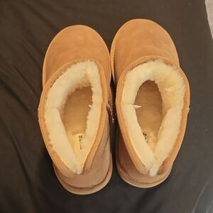 Fuzzy short boots size 10